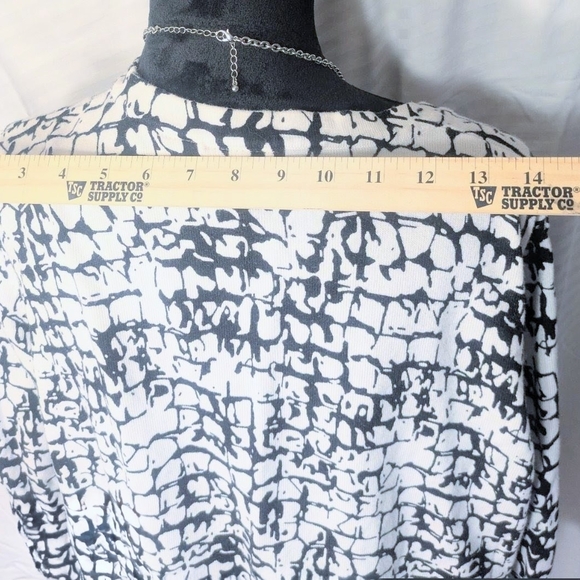 Northcrest Black and White Patterned Blouse - Picture 4 of 5